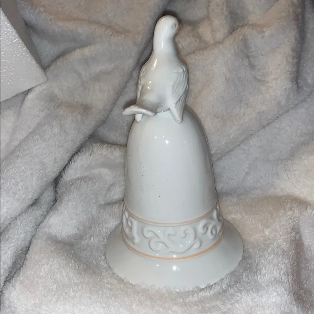 Avon Bell RareCollectible“The Tapestry Collection”